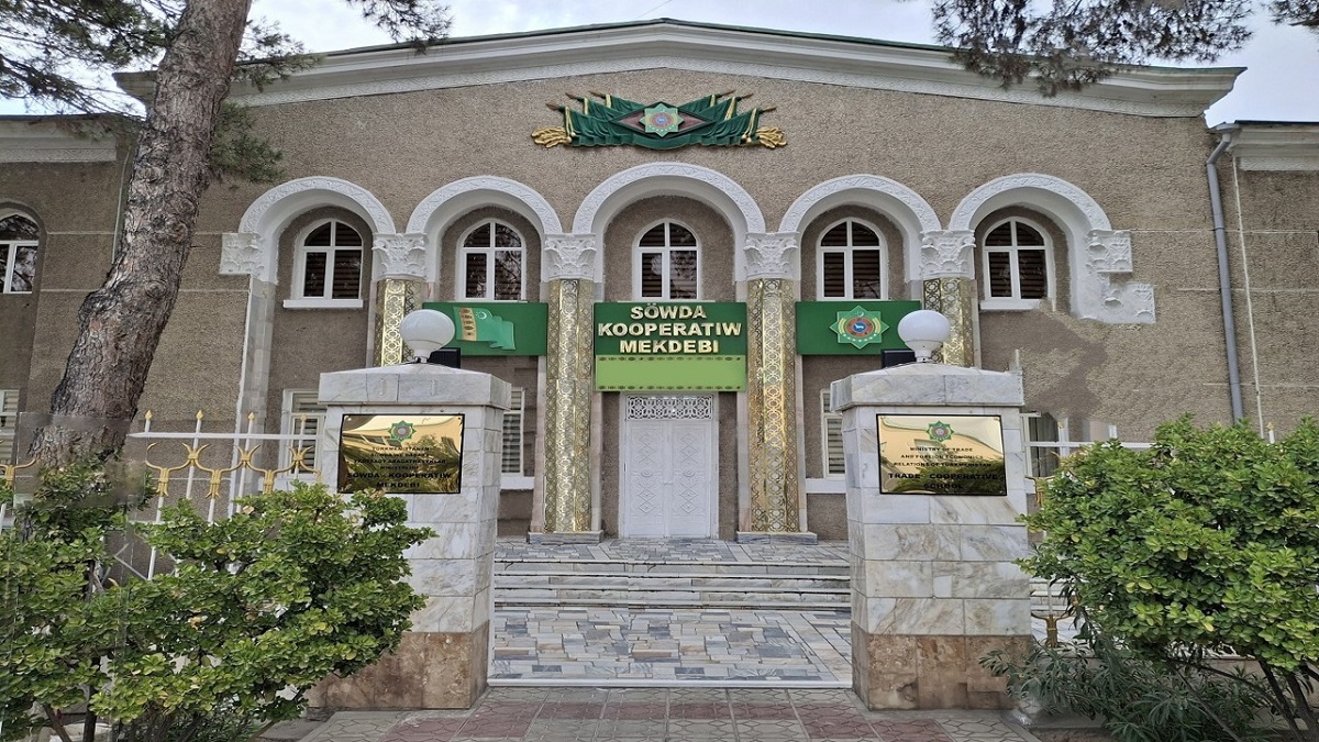2024/2025-nji okuw ýyly üçin aşakdaky hünärler boýunça talyplyga kabul edýär: